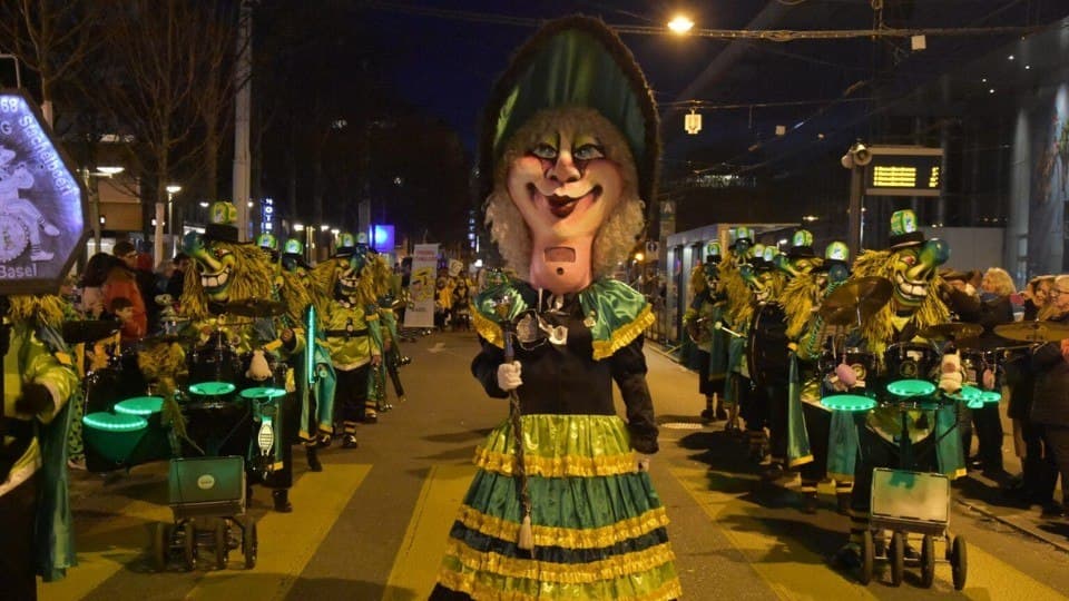 So sieht das aus, wenn die Guggenmusik Stachelbeeri gut organisiert am Fasnachtsumzug marschiert. Bild: zvg