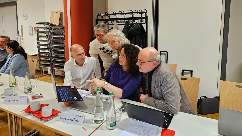 Die Fachgruppe KI an einer Veranstaltung. Bild: zvg