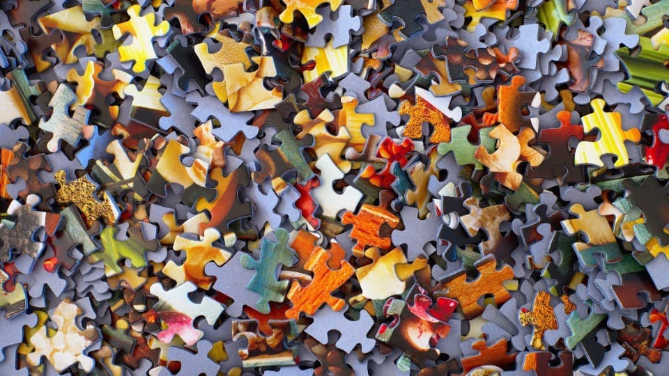 Das Bild zeigt einen Haufen voller Puzzlesteine.