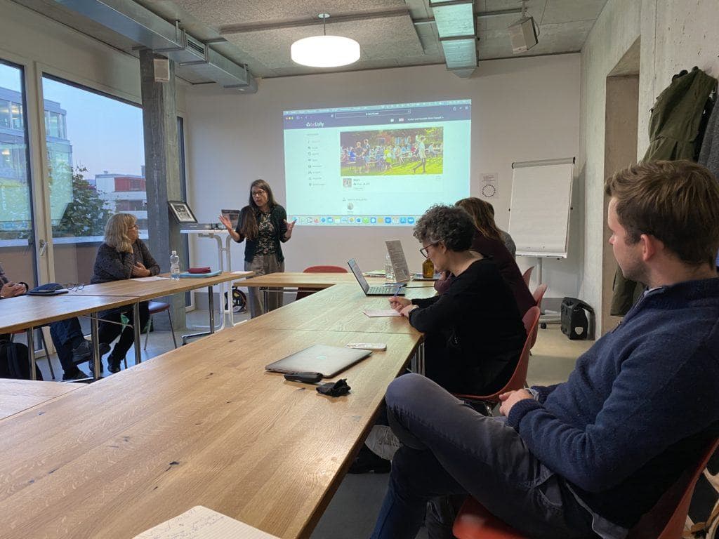 Nora Howald präsentiert ihren digitalen Treffpunkt.