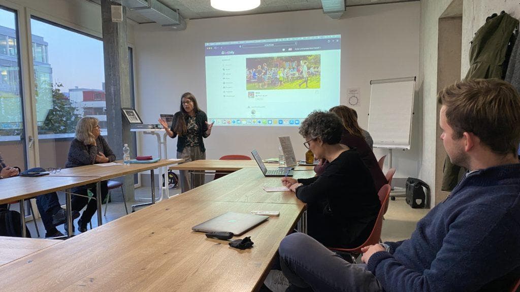 Nora Howald ist bei der Baugenossenschaft Oberstrass für den Bereich Kultur und Soziales verantwortlich. In einem Erfahrungsaustausch erzählte sie, wie eine Siedlungs-App ihre Arbeit vereinfacht.
