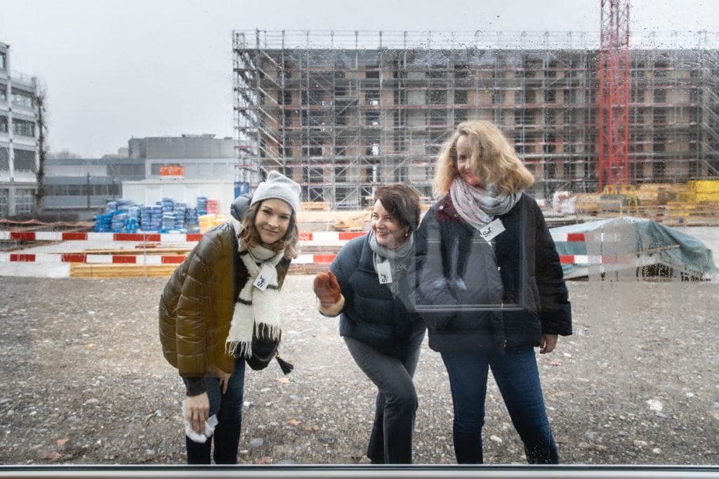 Stefanie Rigutto, Monique Rijks und Andrea Schafroth der s2r.gmbh sind für die kommunikative Begleitung der Telli-Sanierung verantwortlich und haben dafür die Siedlungs-App von beUnity eingeführt.