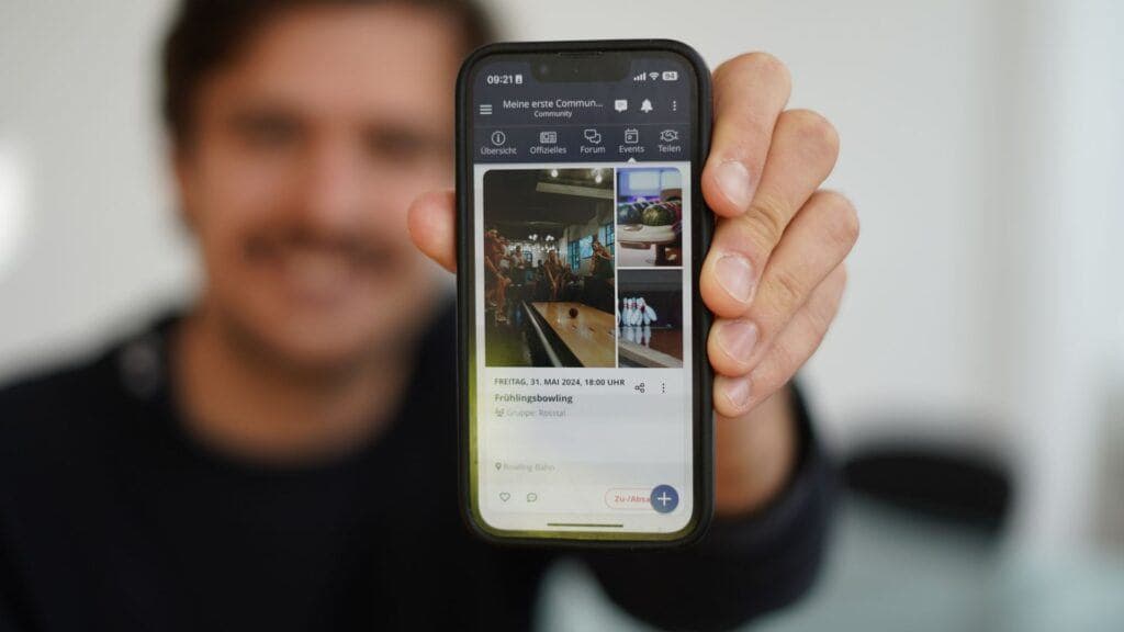Ein User hält das Handy mit der geöffneten beUnity-App in die Kamera.