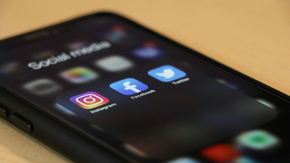 Ein iPhone zeigt verschiedene Social-Media-Kanäle.