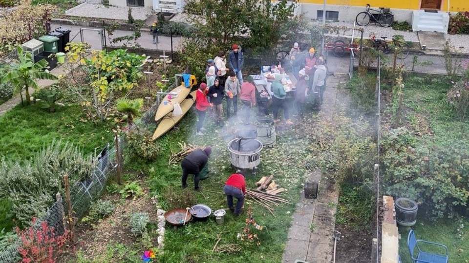Auf dem Bild sind die Teilnehmenden des Gartentags in Action zu sehen.
